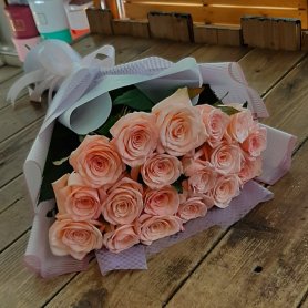 Букет с розами «Свежесть» от интернет-магазина «Даниэль» в Астрахани
