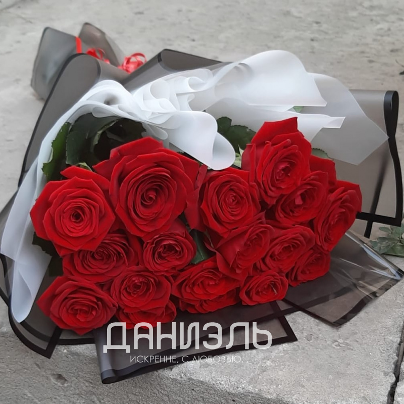 Букет из 17 красных роз «Модерн»