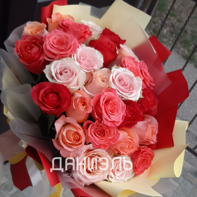 Букет разноцветных роз «Огонек»
