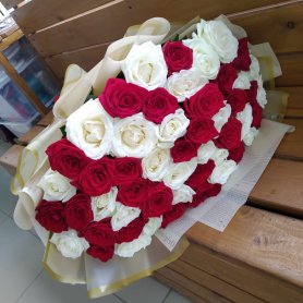 Букет роз «Инь-Янь» от интернет-магазина «Даниэль» в Астрахани