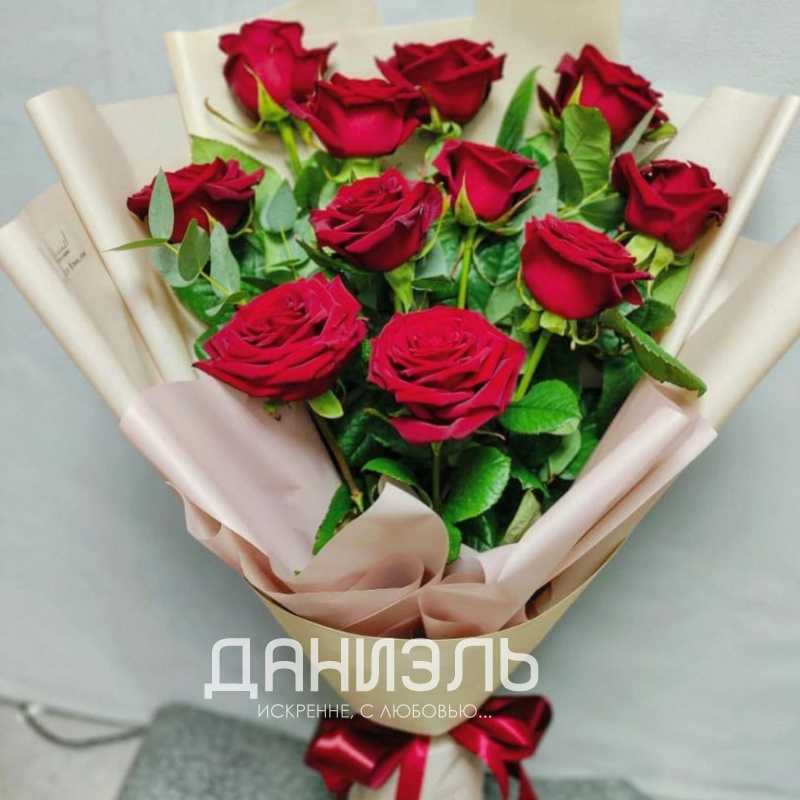 Букет 11 красных роз «Красотка»