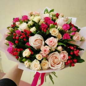 Сборный букет из кустовых роз «Ягода малина» от интернет-магазина «Даниэль» в Астрахани