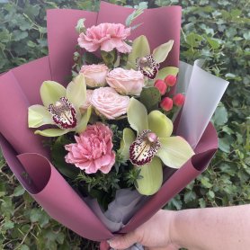 Букет с орхидеями «Грация» от интернет-магазина «Даниэль» в Астрахани
