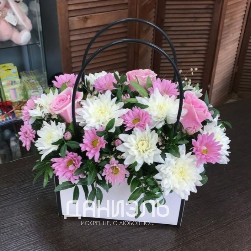 Композиция в сумочке из хризантем и роз «Муза»